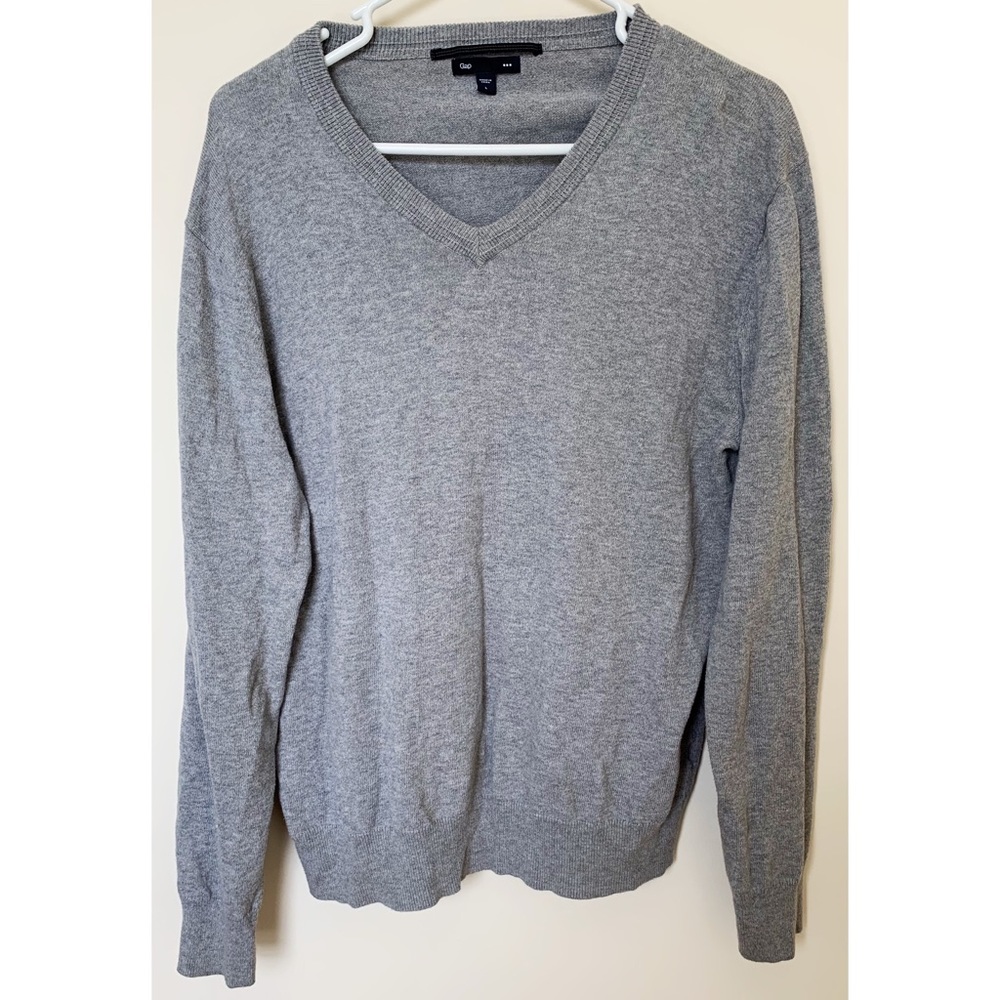 Men’s Cotton V-Neck Sweater in Medium Heather Gray